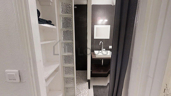 Belle salle de bain claire avec fenêtres double vitrage et du carrelage au sol
