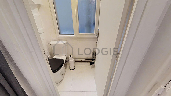 Toilettes indépendantes de la salle d'eau