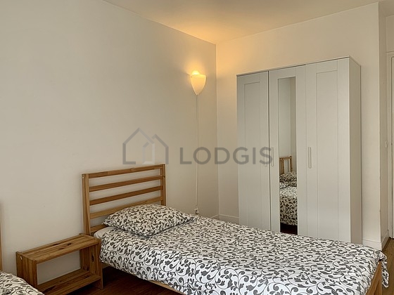 Chambre avec fenêtres double vitrage