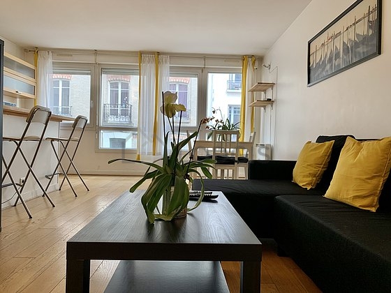 Large living room of 22m² with wooden floor