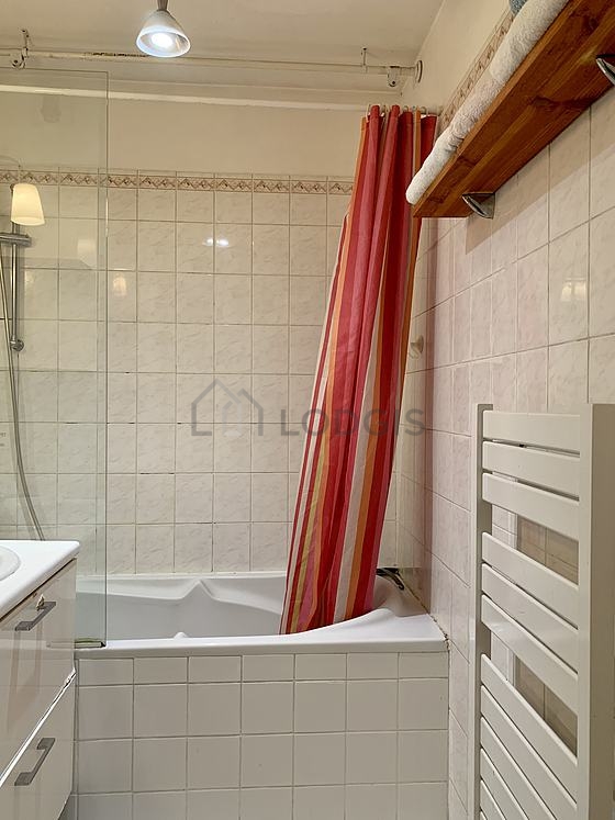 Salle de bain avec du carrelage au sol
