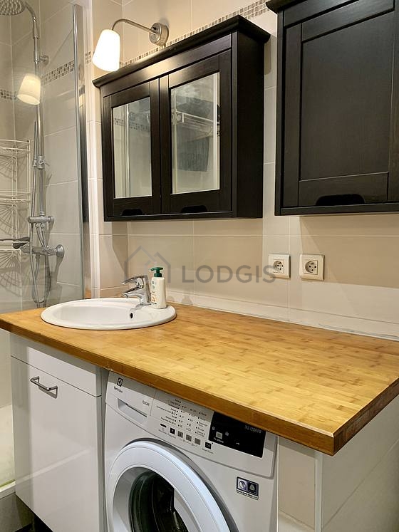 Salle de bain équipée de lave linge, etagère