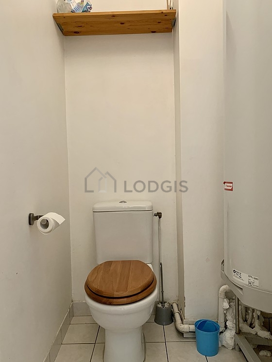 Toilettes indépendantes de la salle d'eau