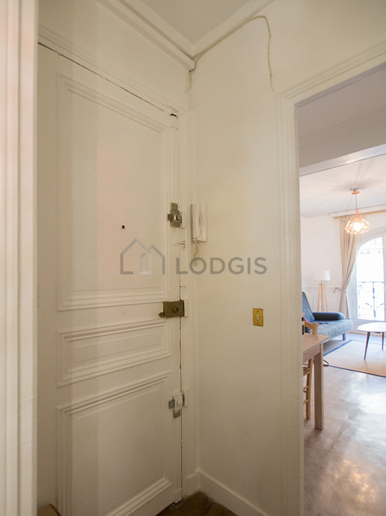 Belle entrée avec du parquet au sol