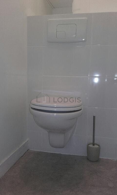Toilettes indépendantes de la salle d'eau