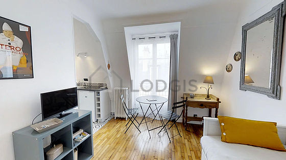 Séjour très calme équipé de 1 lit(s) gigogne de 140cm, télé, commode, 2 chaise(s)