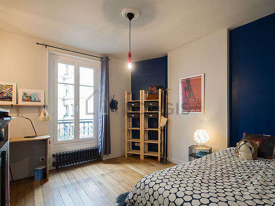 Bedroom with woodenfloor
