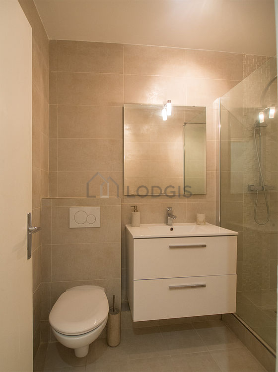Bathroom equipped with bath towels