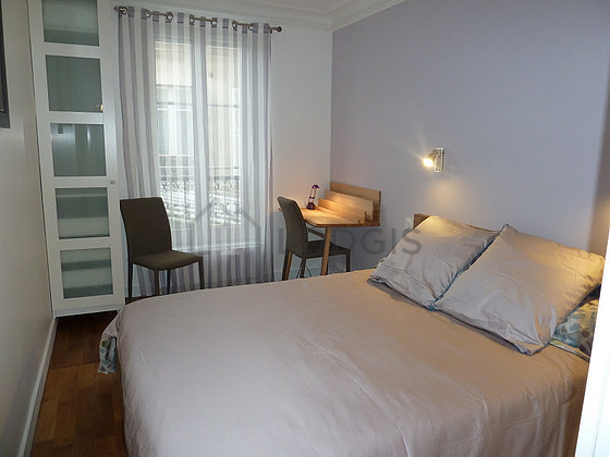 Chambre avec du parquet au sol