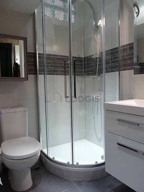 Agréable salle de bain avec du carrelage au sol