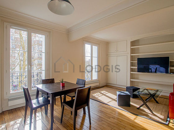 Great, very quiet and very bright sitting room of an apartment in Paris