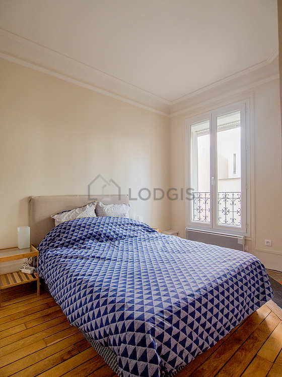 Chambre avec du parquet au sol