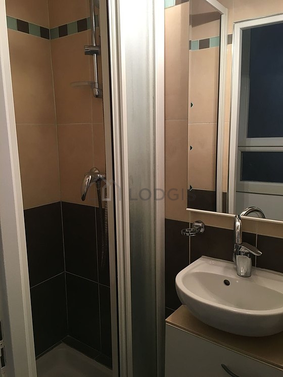 Salle de bain avec du carrelage au sol