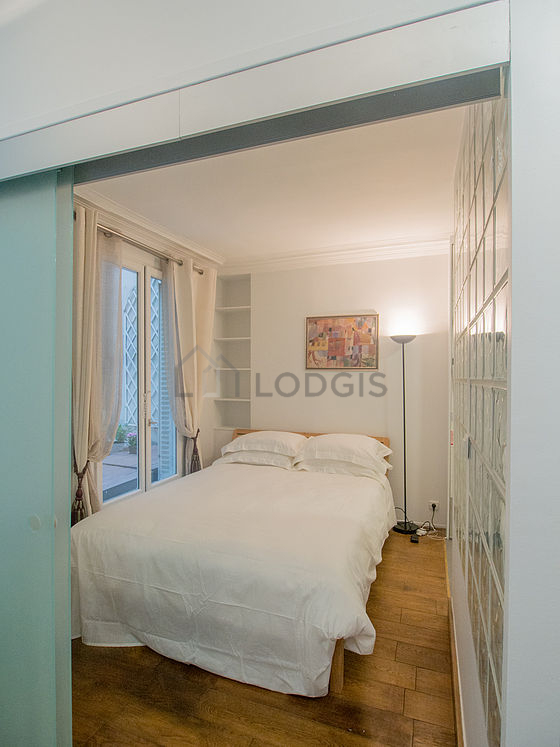 Chambre avec du parquet au sol