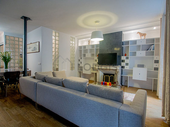Great, very quiet sitting room of a duplex in Paris