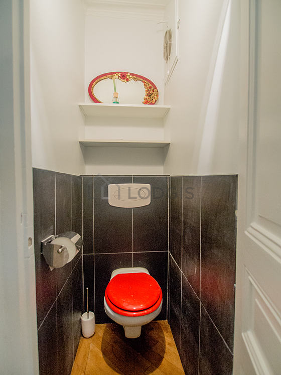 Toilettes indépendantes de la salle d'eau