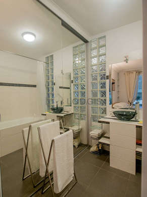 Bathroom equipped with bath towels