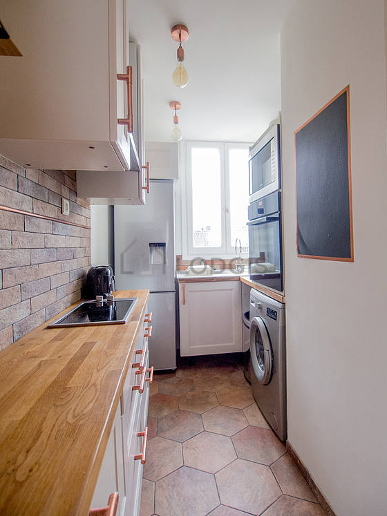 Cuisine équipée de lave linge, réfrigerateur, freezer, hotte