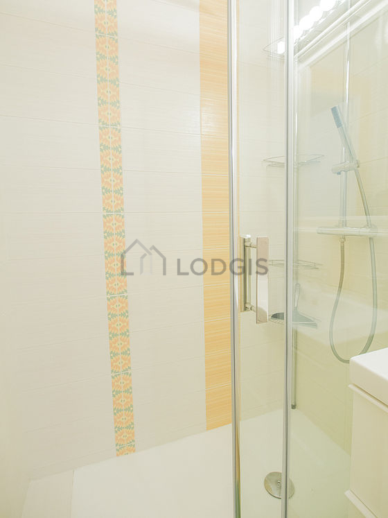 Salle de bain équipée de serviettes de bain