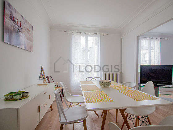 Great, very quiet and very bright sitting room of an apartmentin Paris