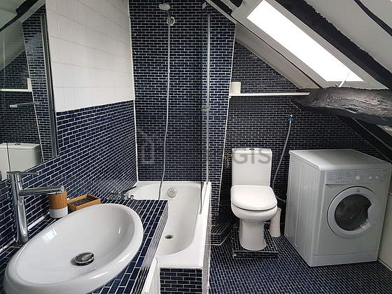 Agréable salle de bain claire avec fenêtres et du carrelage au sol