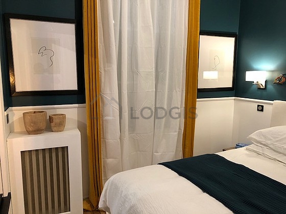 Bedroom of 14m² with wooden floor