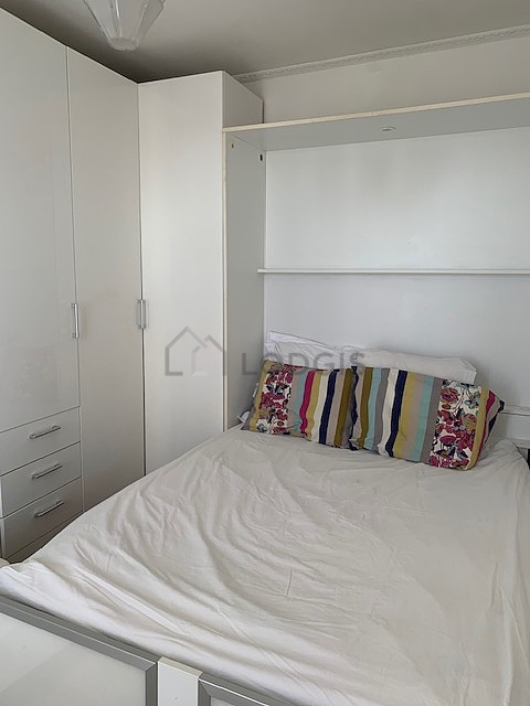 Chambre de 9m² avec du parquet au sol