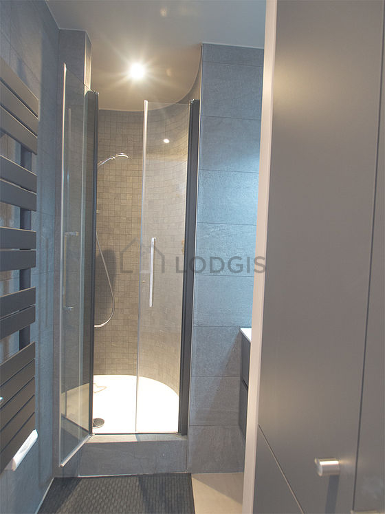 Pleasant and very bright bathroom with tile floor