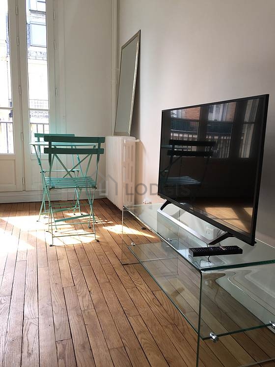 Séjour avec fenêtres et balcon donnant sur rue