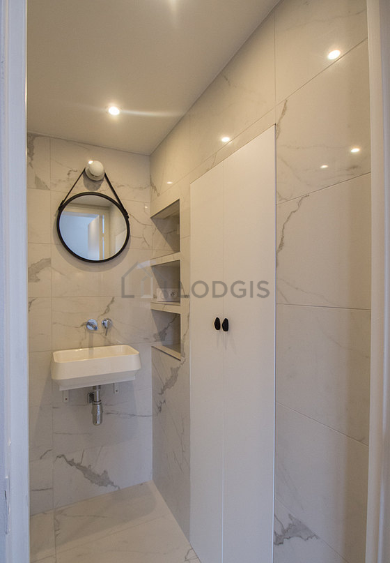 Salle de bain équipée de serviettes de bain