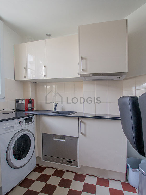 Cuisine dînatoire pour 2 personne(s) équipée de lave linge, sèche linge, réfrigerateur, hotte