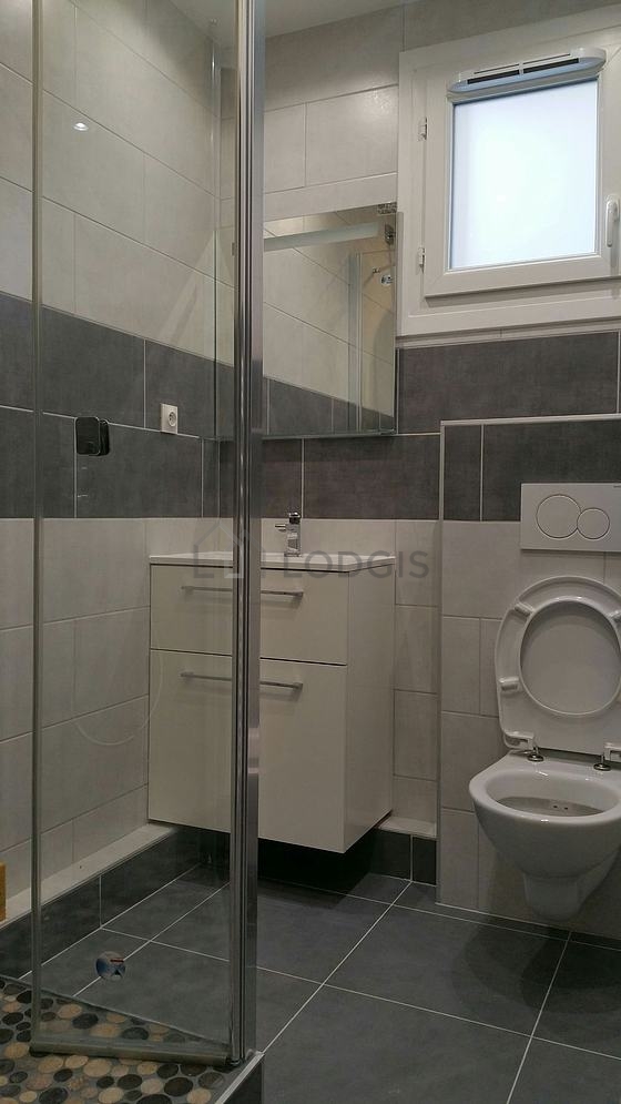 Salle de bain avec fenêtres et du carrelage au sol