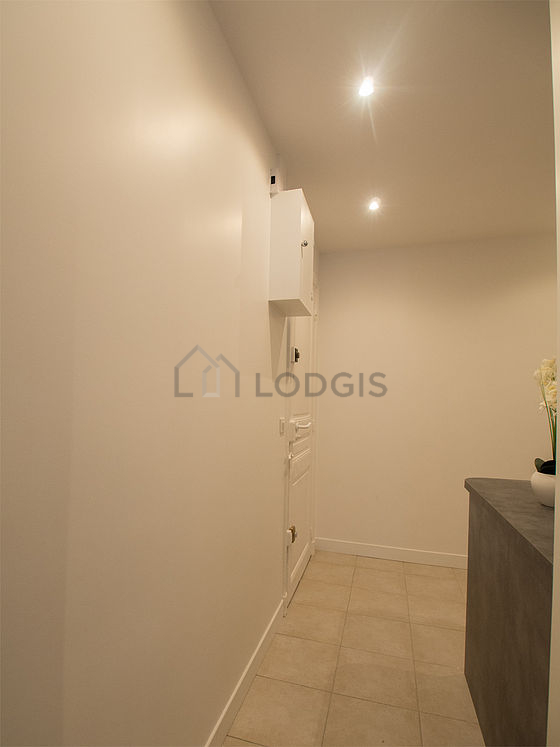 Very beautiful entrance with tile floor