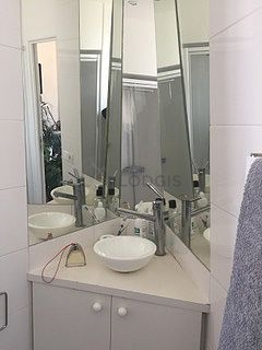 Belle salle de bain claire avec du carrelage au sol
