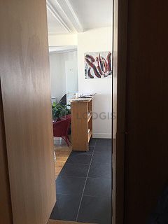 Séjour calme équipé de 1 canapé(s) lit(s) de 140cm, télé, armoire, 4 chaise(s)