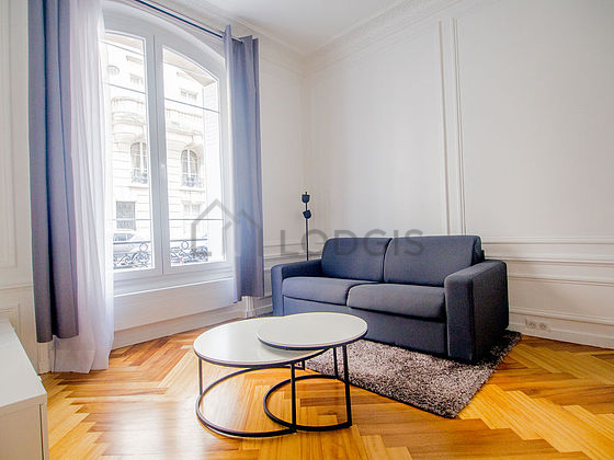 Salon de 18m² avec du parquet au sol