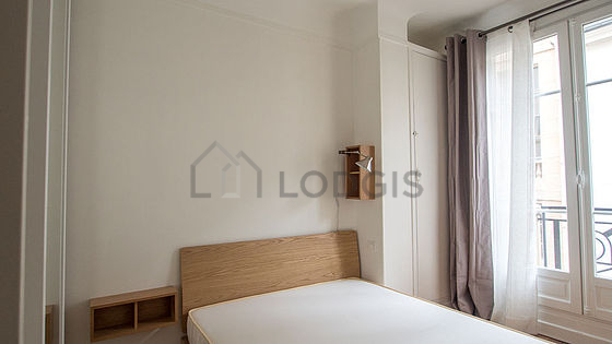 Chambre avec du parquet au sol