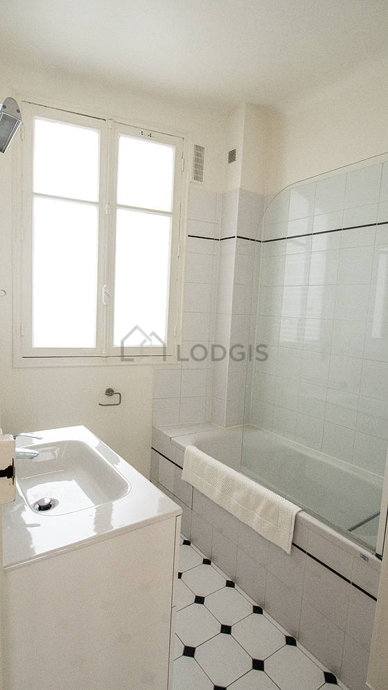 Belle salle de bain très claire avec du carrelage au sol