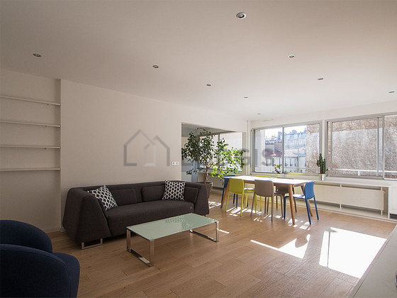 Séjour très calme équipé de télé, chaine hifi, placard, 6 chaise(s)