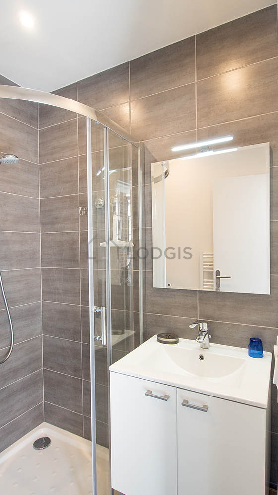 Salle de bain équipée de serviettes de bain