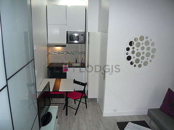 Kitchen where you can have dinner for 2 person(s) equipped with hob, refrigerator, extractor hood, crockery