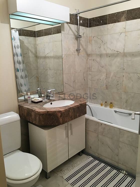 Belle salle de bain claire avec du carrelage au sol