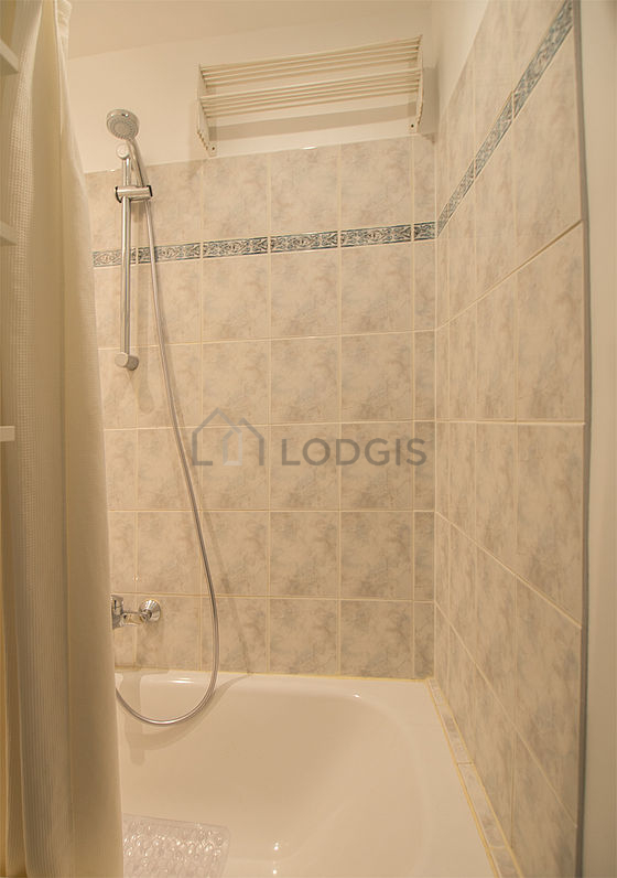 Salle de bain équipée de serviettes de bain