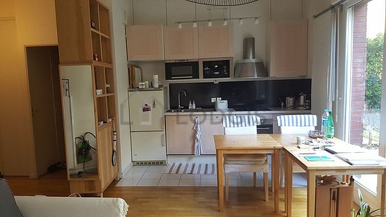Belle cuisine avec du carrelage au sol