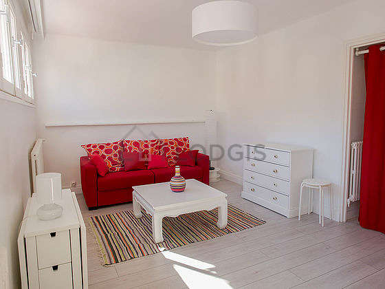 Living room of 18m² with woodenfloor