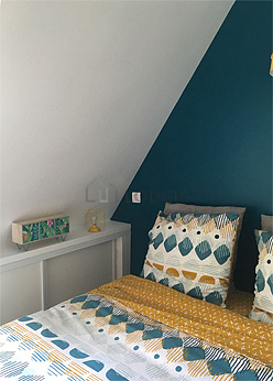 Chambre avec du parquet au sol