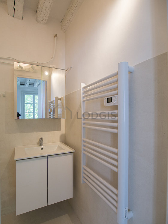 Salle de bain équipée de placard