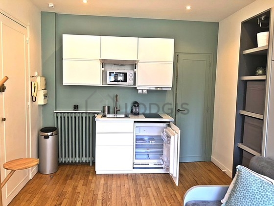 Cuisine équipée de plaques de cuisson, réfrigerateur, hotte, vaisselle