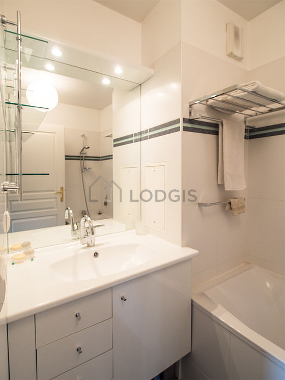 Bathroom equipped with bath towels