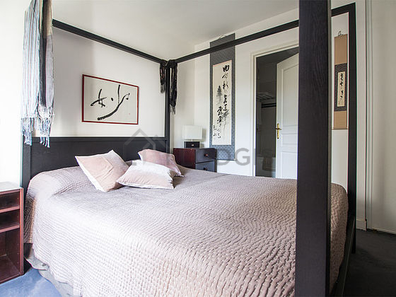 Chambre avec la moquette au sol